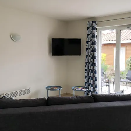 Дом отдыха Maison Confortable A Avec Piscine Partagee